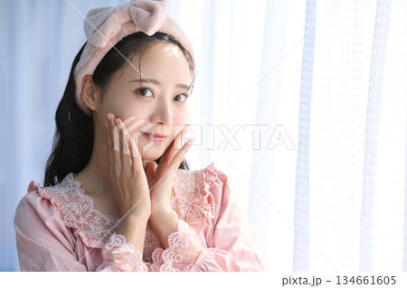 窓際に立つ若い女性の美容ポートレート 134661605