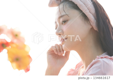 窓際でポーズをする若い女性の美容ポートレート 134661617