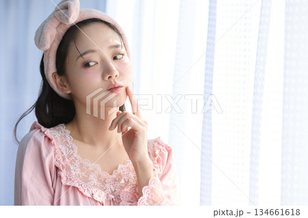 窓際に立つ若い女性の美容ポートレート 134661618