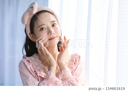 窓際に立つ若い女性の美容ポートレート 134661619