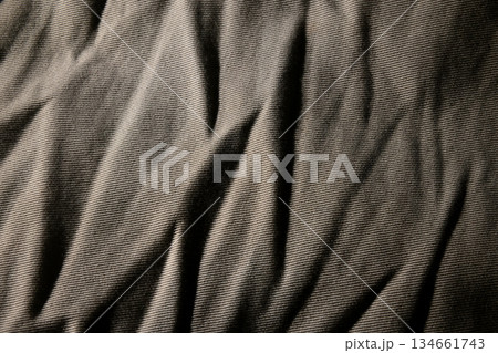 しわくちゃのベージュ色の生地 134661743