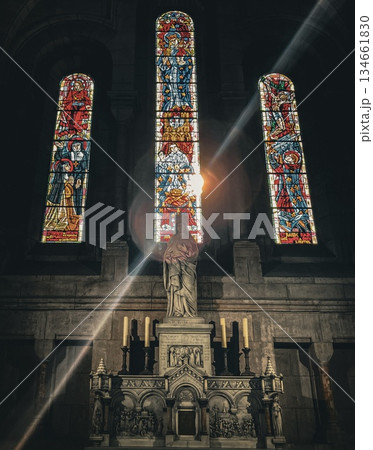 フランス サクレクール寺院のステンドグラスから差し込む光 134661830