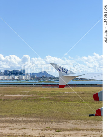 ハワイ ダニエルKイノウエ国際空港 飛行機の翼とダイヤモンドヘッド 余白 縦 ハワイ ダニエルKイノウエ国際空港 飛行機の翼とダイヤモンドヘッド 余白 縦 134661956