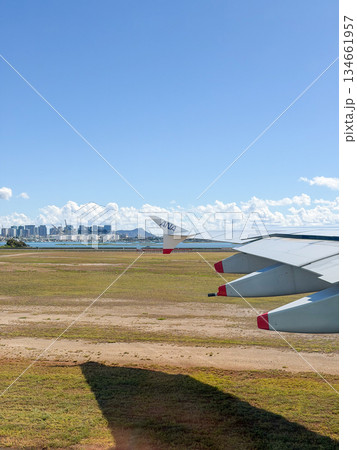 ハワイ ダニエルKイノウエ国際空港 飛行機の翼とダイヤモンドヘッド 余白 縦 ハワイ ダニエルKイノウエ国際空港 飛行機の翼とダイヤモンドヘッド 余白 縦 134661957