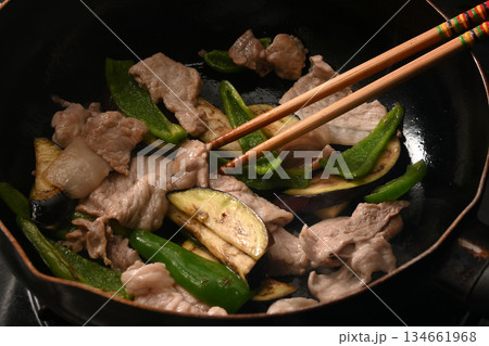 茄子とピーマンと豚肉をフライパンで炒めている様子 茄子とピーマンと豚肉をフライパンで炒めている様子 134661968