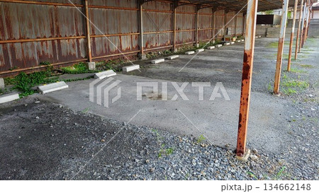 錆びたトタン板の駐車場 錆びたトタン板の駐車場 134662148