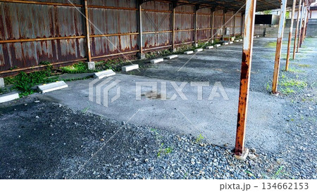 錆びたトタン板の駐車場 錆びたトタン板の駐車場 134662153