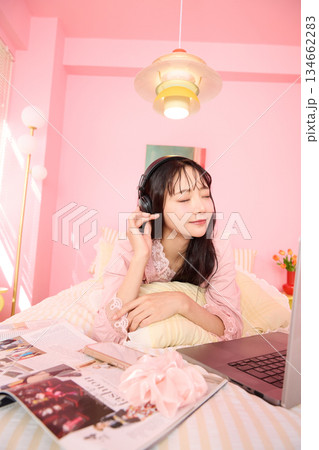 かわいい部屋でパジャマを着てリラックスする若いアジアの女性のポートレート	 134662283