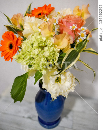青い花瓶に入ったアジサイとガーベラの花束 青い花瓶に入ったアジサイとガーベラの花束 134662293