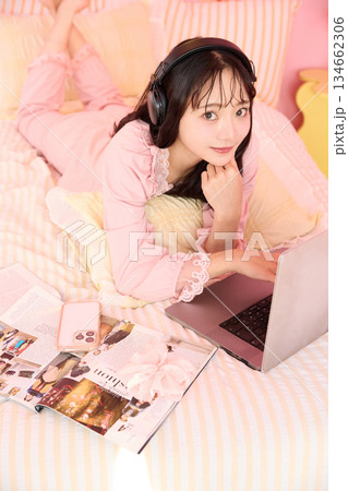 かわいい部屋でパジャマを着てリラックスする若いアジアの女性のポートレート	 134662306