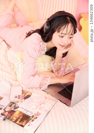 かわいい部屋でパジャマを着てリラックスする若いアジアの女性のポートレート	 134662309