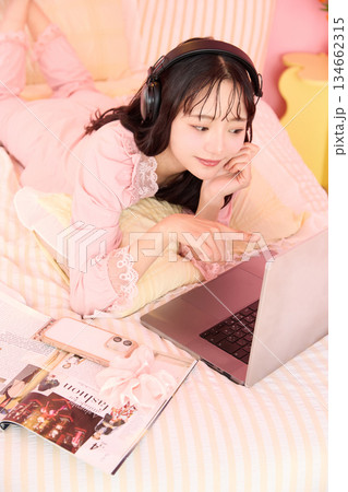 かわいい部屋でパジャマを着てリラックスする若いアジアの女性のポートレート	 134662315