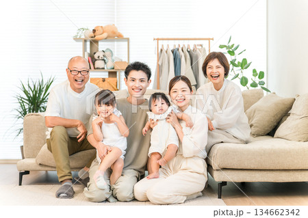 リビングルームでくつろぐ三世代家族,ファミリー(団らん) リビングルームでくつろぐ三世代家族,ファミリー(団らん) 134662342