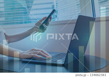スマートフォンとノートパソコンでデータ分析を行うビジネスシーン 134662361