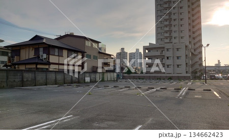 広い駐車場 134662423