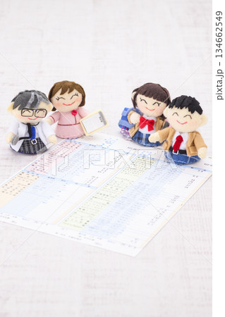 医師、看護師、高校生の人形と健康診断の結果の用紙 134662549