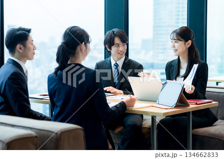 ミーティングするビジネスパーソン 134662833