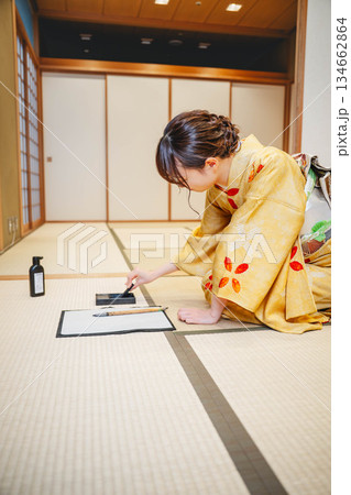 和室で習字をする若い着物姿の女性 134662864