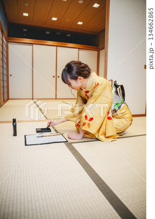 和室で習字をする若い着物姿の女性 134662865