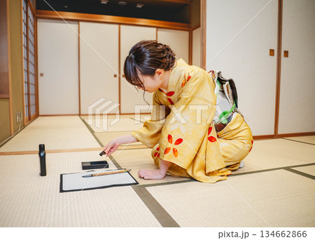 和室で習字をする若い着物姿の女性 134662866