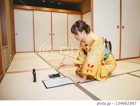 和室で習字をする若い着物姿の女性 和室で習字をする若い着物姿の女性 134662867