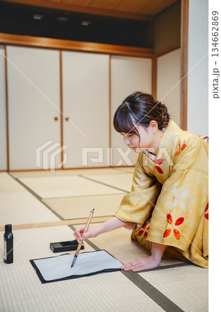 和室で習字をする若い着物姿の女性 134662869