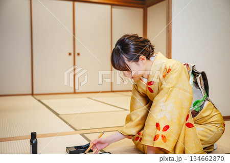 和室で習字をする若い着物姿の女性 134662870
