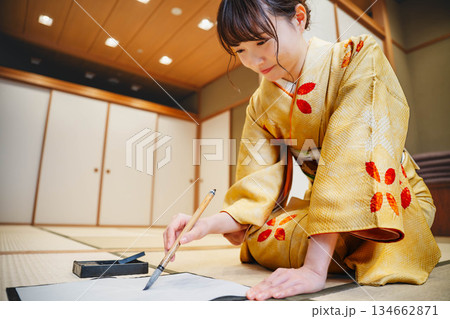 和室で習字をする若い着物姿の女性 134662871