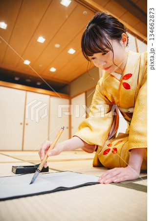 和室で習字をする若い着物姿の女性 134662873