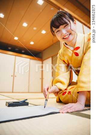 和室で習字をする若い着物姿の女性 和室で習字をする若い着物姿の女性 134662875