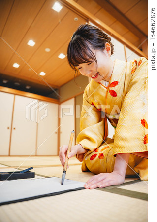 和室で習字をする若い着物姿の女性 和室で習字をする若い着物姿の女性 134662876