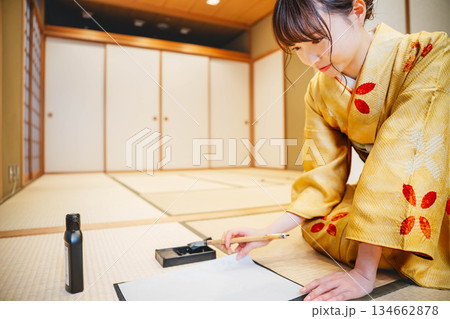 和室で習字をする若い着物姿の女性 134662878