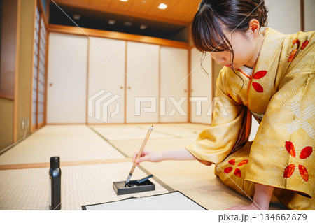 和室で習字をする若い着物姿の女性 134662879
