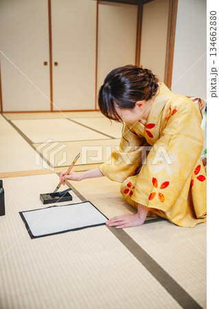 和室で習字をする若い着物姿の女性 134662880
