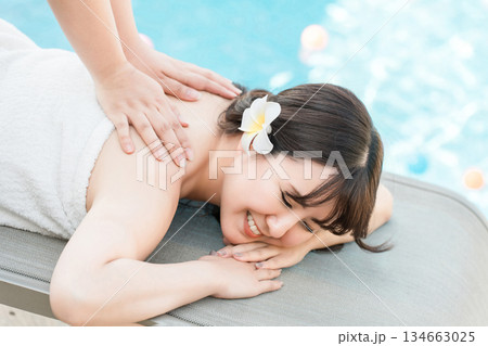 南国のスパ,エステ,エステサロンでマッサージを受ける女性 134663025