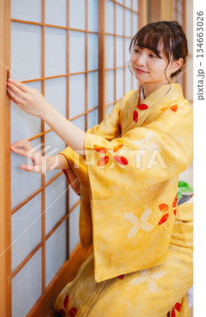 障子を開けようとする着物の若い女性 障子を開けようとする着物の若い女性 134663026