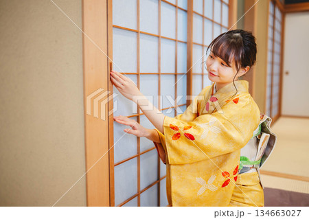 障子を開けようとする着物の若い女性 134663027