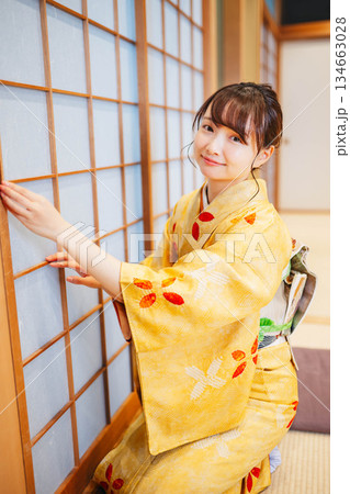 障子を開けようとする着物の若い女性 障子を開けようとする着物の若い女性 134663028