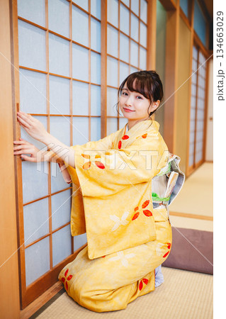 障子を開けようとする着物の若い女性 134663029