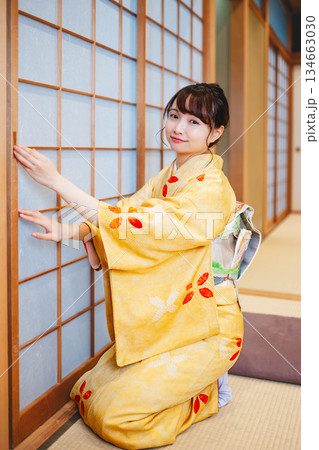 障子を開けようとする着物の若い女性 障子を開けようとする着物の若い女性 134663030