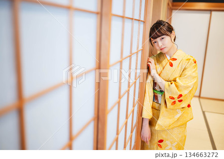 和室にて若く美しい着物女性 134663272