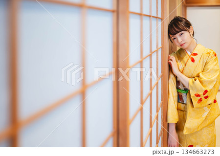 和室にて若く美しい着物女性 134663273