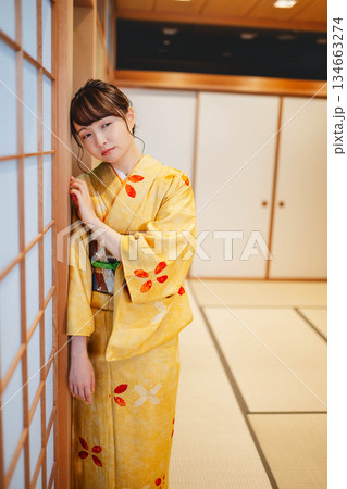 和室にて若く美しい着物女性 134663274