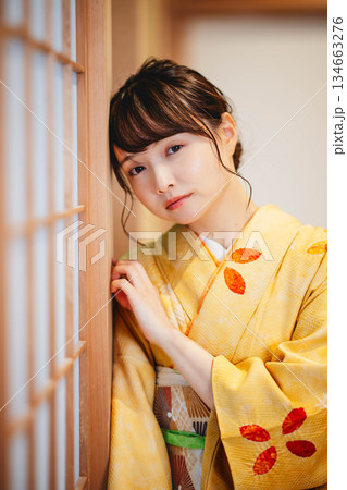 和室にて若く美しい着物女性 134663276