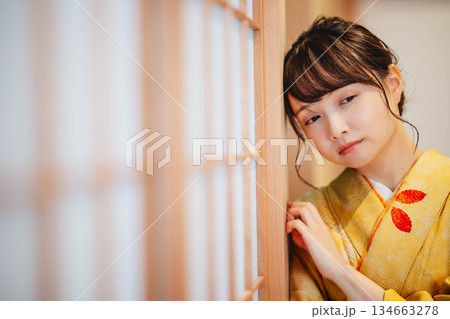 和室にて若く美しい着物女性 134663278