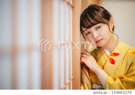 和室にて若く美しい着物女性 134663279