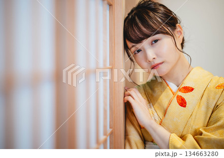 和室にて若く美しい着物女性 134663280