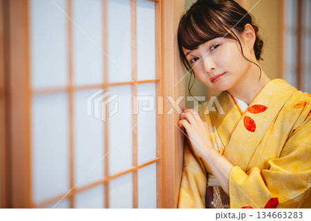 和室にて若く美しい着物女性 134663283