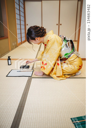 書道をする着物の女性 書道をする着物の女性 134663482