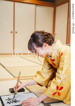 書道をする着物の女性 134663488